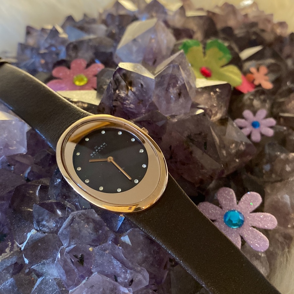 Ladies SKAGEN Rose-tone Bezel.